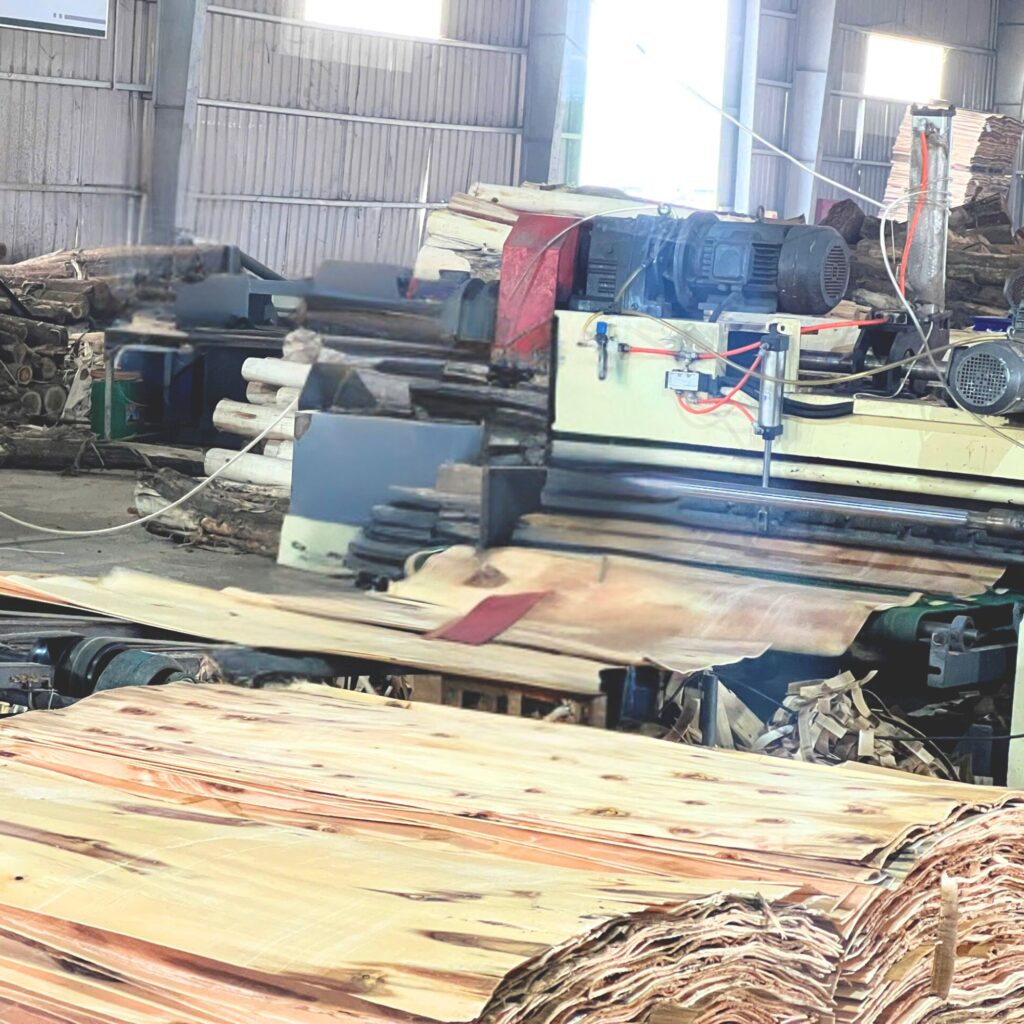 Máy bóc ván tại Navy Wood